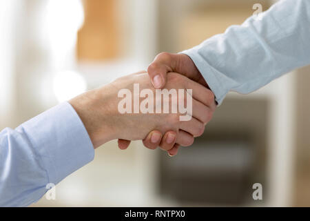 Close up maschile femminile mani stringono le mani Foto Stock