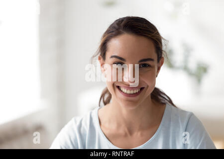 Close up ritratto felice razza mista femmina Foto Stock