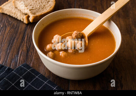 La zuppa di ceci in umido con le polpette di carne e il cucchiaio di legno / Spagnolo Potaje de Garbanzos. Piatto tradizionale Foto Stock