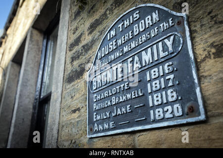 Una lapide sulla parte esterna del cottage in Thornton, Bradford, dove le tre sorelle Bronte nati Foto Stock