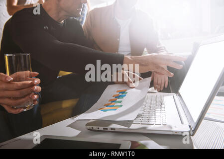 Team di business persona lavora insieme. Concetto di lavoro di squadra Foto Stock