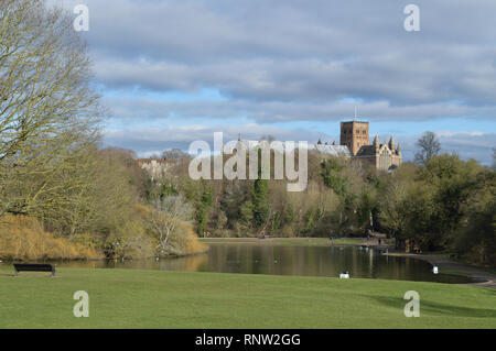 Vista su tutta Verulamium Park della Cattedrale e Chiesa Abbaziale di Saint Alban Foto Stock