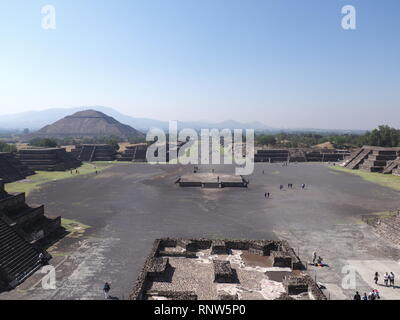 Awesome Avenue dei morti e la Piramide del sole sulla sinistra al Teotihuacan rovine vicino alla capitale città del Messico paesaggi con cielo blu chiaro nel 2018 caldo su Foto Stock