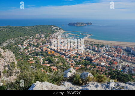 Spagna vista sopra la città costiera di l'Estartit con isole Medes riserva marina, Costa Brava, mare Mediterraneo, la Catalogna Foto Stock