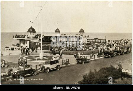 Central Bandstand Herne Bay 1920s automobili. Foto Stock