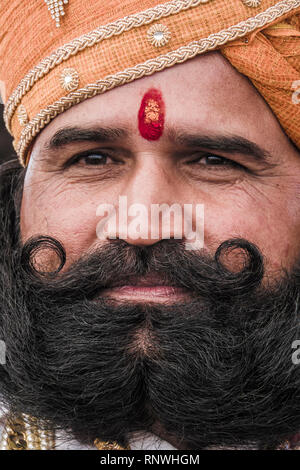 Ritratto di uomo in concorrenza baffi a Pushkar Camel Fair in Rajasthan, India Foto Stock