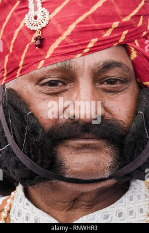 Ritratto di uomo in concorrenza baffi a Pushkar Camel Fair in Rajasthan, India Foto Stock