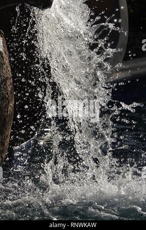Una vista ravvicinata di gocce congelate nel momento in cui l'acqua cade da una cascata. Foto Stock