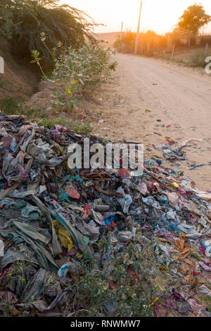 Pila del cestino sul lato della strada in Pushkar, India Foto Stock
