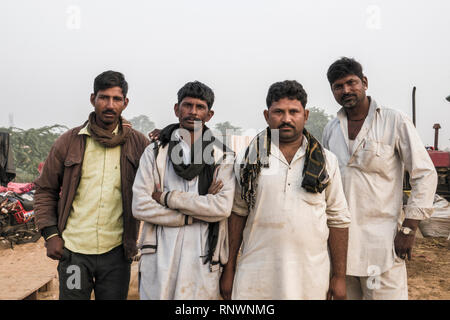 Indian uomini a Pushkar camel fair in Rajasthan, India Foto Stock