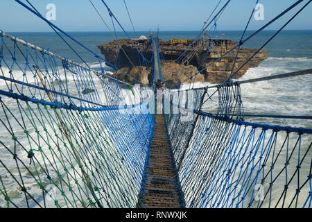 Memacu adrenalina di jembatan Pantai Timang Yogyakarta Foto Stock