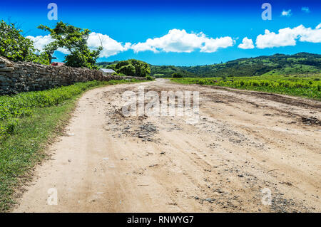 Strada di sabbia sulla riva del mare di Petite Butte village a ovest di isola Rodrigues, isola Maurizio, nell'oceano indiano. Foto Stock