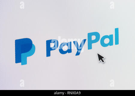 Il logo di PayPal è visibile sullo schermo di un computer insieme con un cursore del mouse (solo uso editoriale) Foto Stock
