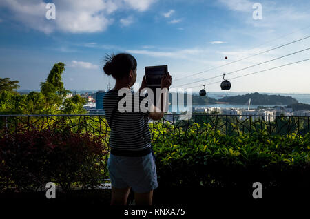 Donna turistica prendendo foto di funivie a vista - Monte Faber Park, Singapore. Foto Stock