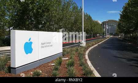 CUPERTINO, CA - Agosto 28, 2015: strada di accesso alla sede centrale di Apple e un loop infinito si trova a Cupertino Foto Stock