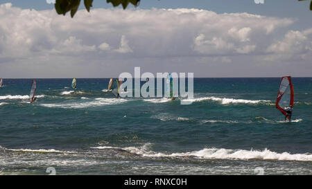 Para, STATI UNITI D'America - 10 agosto 2015: ampio riprese di un certo numero di surfisti a Ho'okipa beach Foto Stock