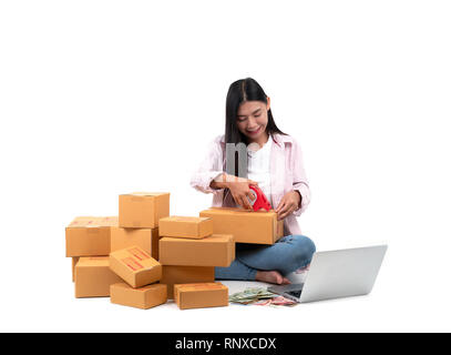 Donna che lavorano vendere online su sfondo bianco Foto Stock