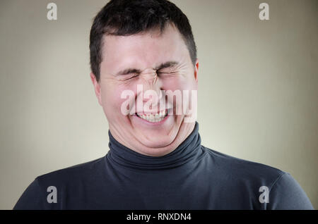 Ritratto di sorridere, uomo felice con doppio mento. persona di sesso maschile mostrano espressione divertente. bello imbrogliamo intorno. allegro ragazzo in gioia divertimento. Il piacere umano. sfondo beige, studio monocromatica Foto Stock