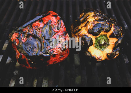 Peperoni arrostiti sulla griglia Foto Stock