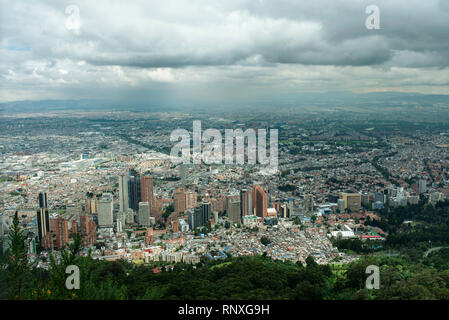 Paesaggio di Bogotà come si vede dal Monserrate. La Colombia, Sud America. Lo skyline di RF, vista da sopra. Sep 2018 Foto Stock