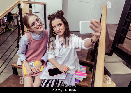 Carino belle ragazze in posa per joint selfie Foto Stock