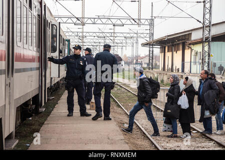 SID, SERBIA - Novembre 14, 2015: Croato poliziotti controllare i rifugiati, di salire a bordo di un treno per attraversare la Croazia Serbia frontiera a Sid il treno sta Foto Stock