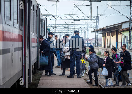 SID, SERBIA - Novembre 14, 2015: Croato poliziotti controllare i rifugiati, di salire a bordo di un treno per attraversare la Croazia Serbia frontiera a Sid il treno sta Foto Stock