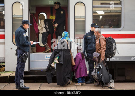 SID, SERBIA - Novembre 14, 2015: Croato poliziotti controllare i rifugiati, di salire a bordo di un treno per attraversare la Croazia Serbia frontiera a Sid il treno sta Foto Stock