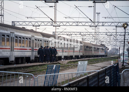 SID, SERBIA - Novembre 14, 2015: Croato funzionari di polizia controllo un treno di profughi pronti per attraversare la Croazia Serbia frontiera a Sid stat del treno Foto Stock