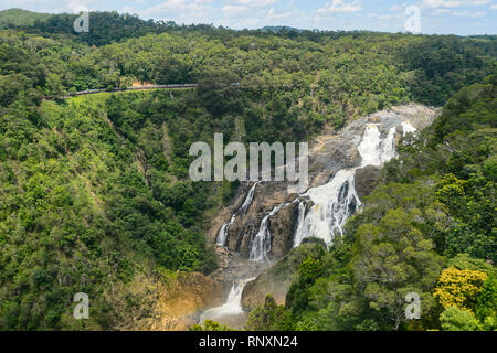 Vista su Barron Falls e parola Heritage la foresta pluviale tropicale, visto dalla funicolare della foresta pluviale, Cairns, estremo Nord Queensland, FNQ, QLD, Austr Foto Stock