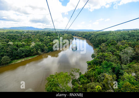 Gondola della funicolare della foresta pluviale andando oltre il Fiume Barron, Cairns, estremo Nord Queensland, FNQ, QLD, Australia Foto Stock