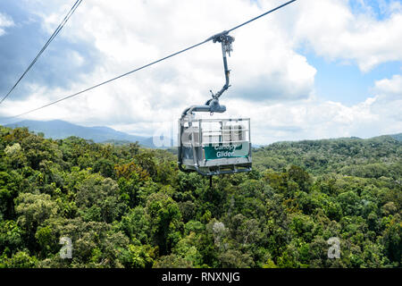 Una tettoia glider gondola in funicolare della foresta pluviale andando oltre il Patrimonio Mondiale Barron Gorge National Park Cairns, estremo Nord Queensland, FN Foto Stock