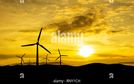 Gruppo di alternative di produzione di energia con i mulini a vento del tramonto sullo sfondo. Foto Stock