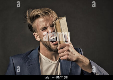 Imprenditore arrabbiato grida con Libro, conoscenza. L'uomo faccia sbattere con Libro, motivazione. La motivazione, potere, successo. La conoscenza, l'informazione, la sapienza education learning studiare letteratura libreria vintage Foto Stock