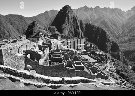 Fotografia in bianco e nero con sensazione vintage del Machu Picchu inca rovina dopo il Cammino Inca escursione, regione di Cusco, Perù. Foto Stock