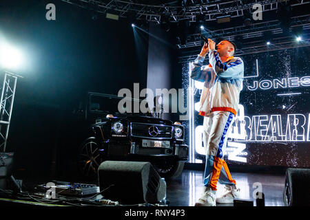 Milano, Italia. Xvii Feb, 2019. Il rapper italiano Vegas Jones concerto sul palco a Fabrique. Credito: Alessandro Bremec/Pacific Press/Alamy Live News Foto Stock