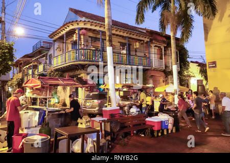 Cartagena Colombia,Centro,centro,Getsemani,Plaza de la Trinidad Piazza della Santissima Trinità,notte sera crepuscolo,luogo di ritrovo all'aperto,residente ispanico Foto Stock