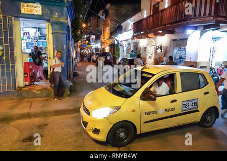 Cartagena Colombia,centro,centro,Getsemani,notte crepuscolo,residenti ispanici,angolo strada,porta,auto,taxi taxi taxi giallo,COL190118065 Foto Stock