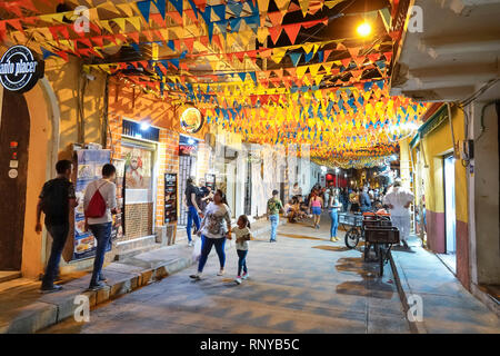 Cartagena Colombia,Centro,centro,Getsemani,notte crepuscolo,residenti ispanici,Calle San Andres,bandiere colorate,pedoni,passeggini Foto Stock