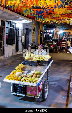 Cartagena Colombia,Centro,centro,Getsemani,notte crepuscolo,residenti ispanici,Calle San Andres,bandiere colorate,Caraibi africani neri Foto Stock