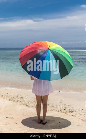 Ombrello coloratissimo lady presso la costa di Indonesia, Gili Trawangan isola. Foto Stock