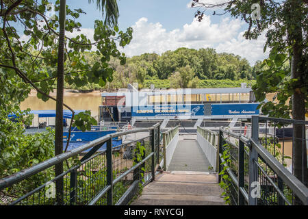 Darwin, Northern Territory, Australia-December 30,2017: Spettacolare Crociera Jumping Crocodile barche ormeggiate su Adelaide River waterfront. Foto Stock