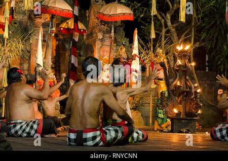 Kecak e Barong Fire Dance Show vicino a Batubulan, Sukawati, Gianyar, Bali, Indonesia Foto Stock