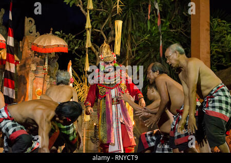 Kecak e Barong Fire Dance Show vicino a Batubulan, Sukawati, Gianyar, Bali, Indonesia Foto Stock