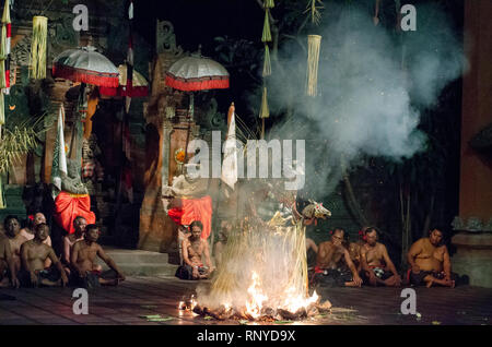 Kecak e Barong Danza del Fuoco. La ballerina rafforzata sul fuoco ardente sul pavimento mentre mostrano vicino a Batubulan, Sukawati, Gianyar, Bali, Indonesia Foto Stock