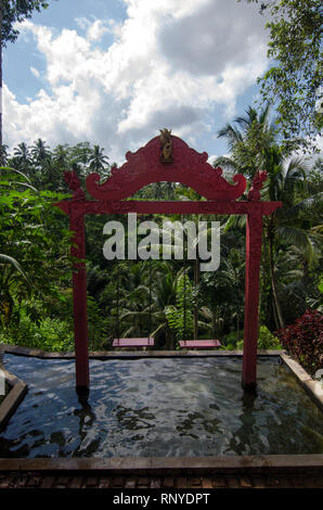 Due altalene al di sopra della piscina con un epico forest view davanti si trova nei pressi di Ubud, Gianyar, Bali, Indonesia Foto Stock