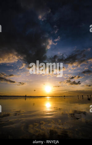 Tramonto a doppio 6, Spiaggia di Legian, Seminyak, Kuta Bali, Indonesia Foto Stock