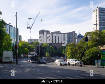 Il traffico su un Auckland City Road Foto Stock