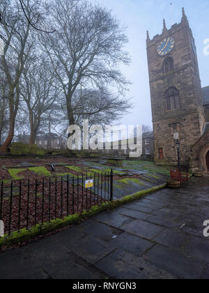 Haworth, West Yorksure, a casa per la famiglia di Bronte, mostrando la chiesa, Parsonage Museum e Old schoolhouse, in una nebbiosa mattina in inverno Foto Stock