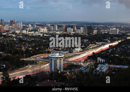 Telaio di nuvole la città di Los Angeles dopo un acquazzone da ocean a montagne come fotografato dal Getty Center arte complessa. Foto Stock